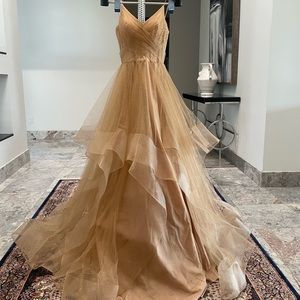 Beautiful, never worn size 4 dress. Perfect for weddings or prom!